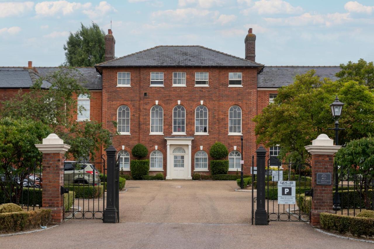 Luxurious Private One Bedroom Apartment *